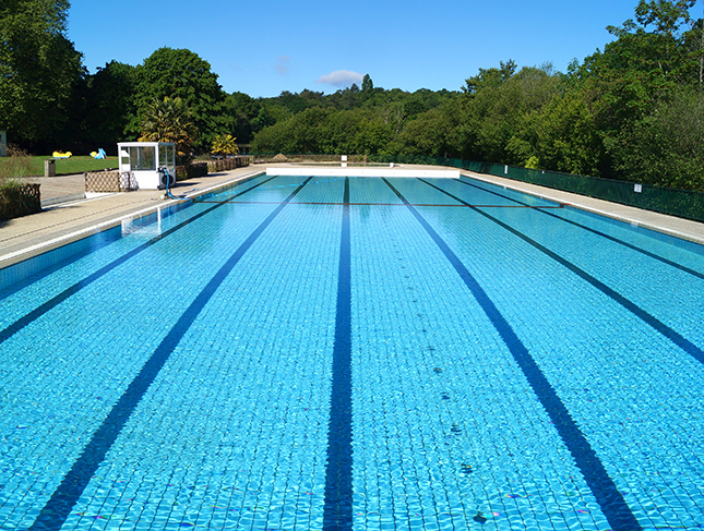 Chlore, bactéries : mieux vaut ne pas boire la tasse à la piscine ! Chlore, bactéries : mieux vaut ne pas boire la tasse à la piscine !