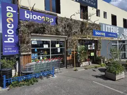 3-biocoop-manosque-le-ble-en-herbe-magasin-bio-devanture.webp