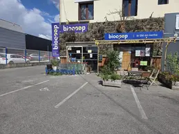 3-biocoop-manosque-le-ble-en-herbe-magasin-bio-facade.webp