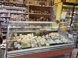 3-biocoop-manosque-le-ble-en-herbe-magasin-bio-fromage-coupe-service-traditionnel-local.webp
